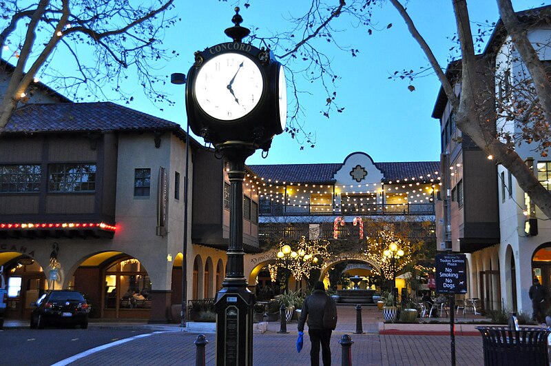 فائل:Todos Santos Plaza (Concord, California) Dec 2009.jpg