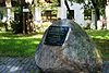 Toruń, cmentarz żydowski, ul. Pułaskiego 18 (tablica pamiątkowa na obelisku i lipa Rabina Kaliszera) (OLA Z.).JPG