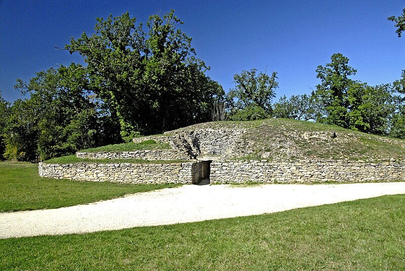 File:Tumulus Bougon.jpg