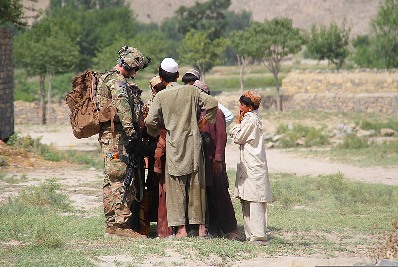 File:U.S. Army 1st Lt. Brendan D. Murphy, left, with Echo Company, 2nd Battalion, 506th Infantry Regiment, 4th Brigade Combat Team, 101st Airborne Division, talks with Afghan children June 2, 2013, during a patrol 130602-A-DQ133-224.jpg