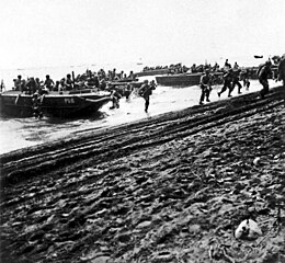 Débarquement sur une des plages de l'île de Guadalcanal, 7 août 1942 ; les Américains sont de prime abord surpris par l'absence d'hostilité apparente en réaction à leurs mouvements de troupes.