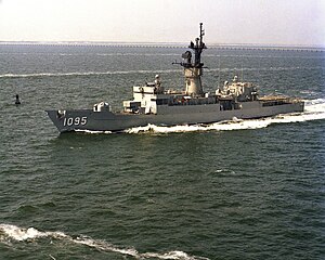 USS Truett (FF-1095) underway, 26 June 1987 (6418380).jpg