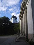 Uddevalla kyrkas klocktorn sett från kyrkans huvudingång