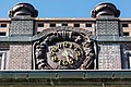 Deutsch: Gebäude des Medizinhistorischen Museums auf dem Gelände des Universitätskrankenhauses in Hamburg-Eppendorf: Keramische Uhr (Richard Kuöhl). This is a photograph of an architectural monument. It is on the list of cultural monuments of Hamburg, no. 20777.