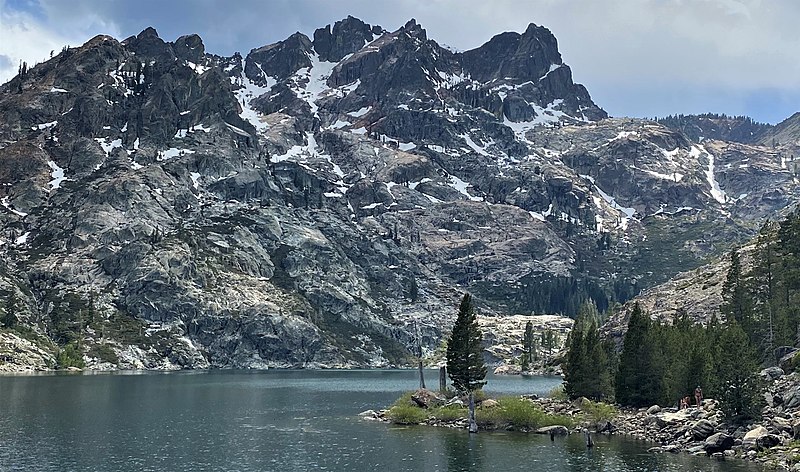 File:Upper Sardine Lake and the Sierra Buttes, California.jpg