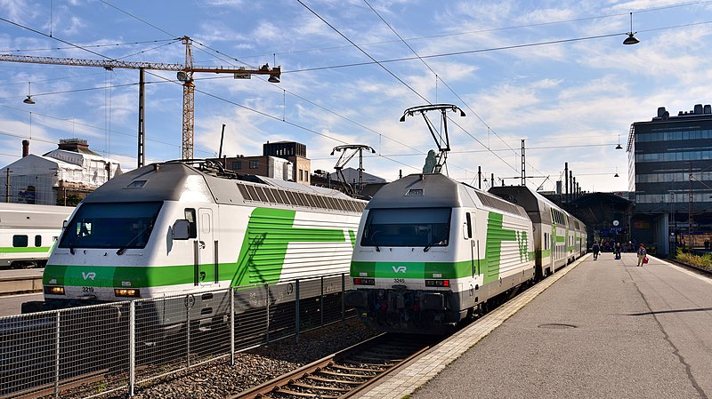 File:VR Sr2 3219, Sr2 3245, Helsinki Central Station, 2019 (01).jpg