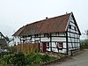 Huis grotendeels van vakwerk. Witgeverfd