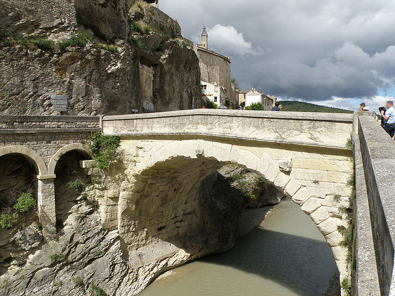 File:Vaison-la-Romaine Pont romain 1.JPG