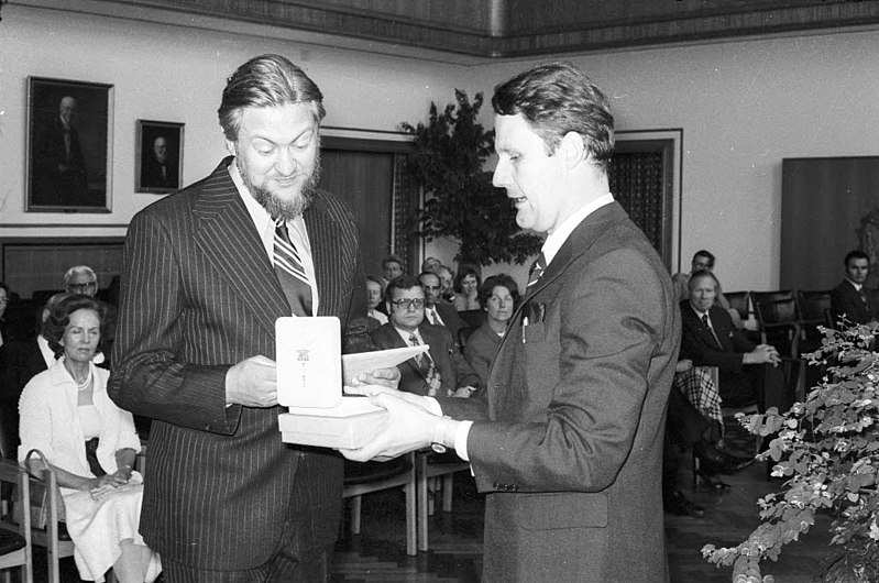 File:Verleihung Henrik-Steffens-Preis 1975 der Alfred-Töpfer-Stiftung F.V.S. an Lyriker Hannes Petursson (Kiel 66.121).jpg