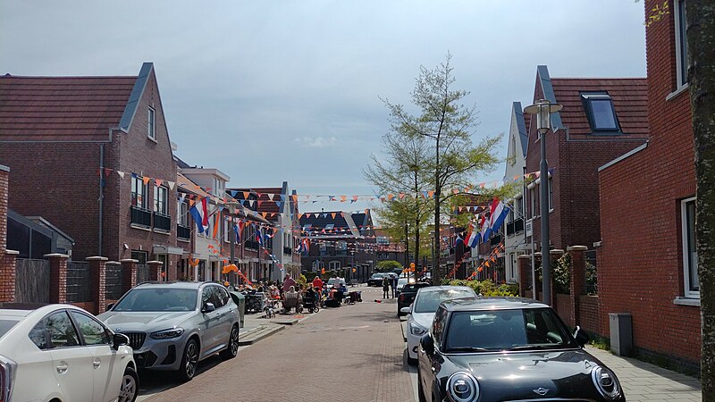 File:Versierde straat met Koningsdag in Katwijk aan Zee (2023).jpg