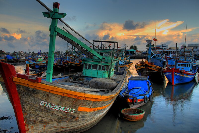 File:Vietnamese fishing boat 04.jpg