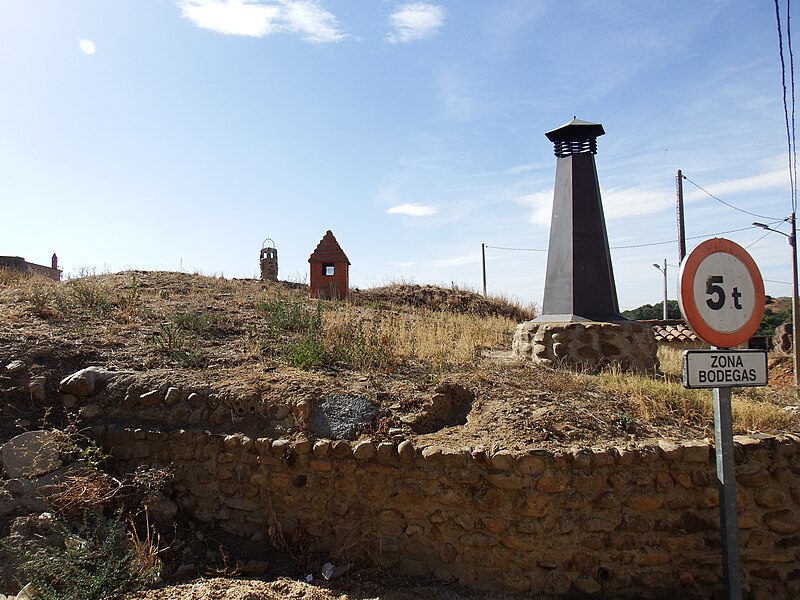 File:Villalube chimenea de bodega 2.jpg