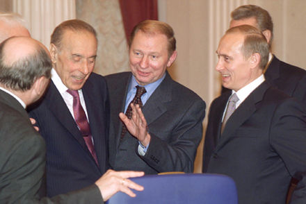 President Vladimir Putin with Leonid Kuchma, in the centre, and Azerbaijani President Heydar Aliyev before an expanded meeting of the CIS Council of Heads of State in 2000.