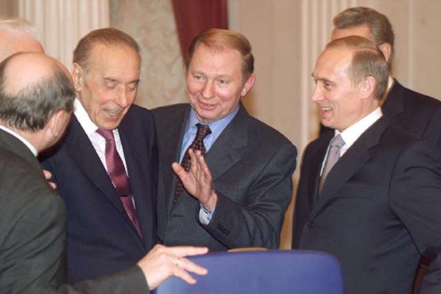 President Vladimir Putin with Leonid Kuchma, in the centre, and Azerbaijani President Heydar Aliyev before an expanded meeting of the CIS Council of H