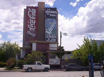 «Hacele caso a tu sed» Eslogan publicitario voseante en imperativo en un edificio la ciudad de Trelew.