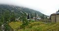 Vue de l'Hospitalet-près-l'Andorre avec l'église, petit village de 80 habitants dans une vallée très encaissée, coincé entre une voie ferrée, la rivière Ariège, une route très passante, et une centrale hydraulique.