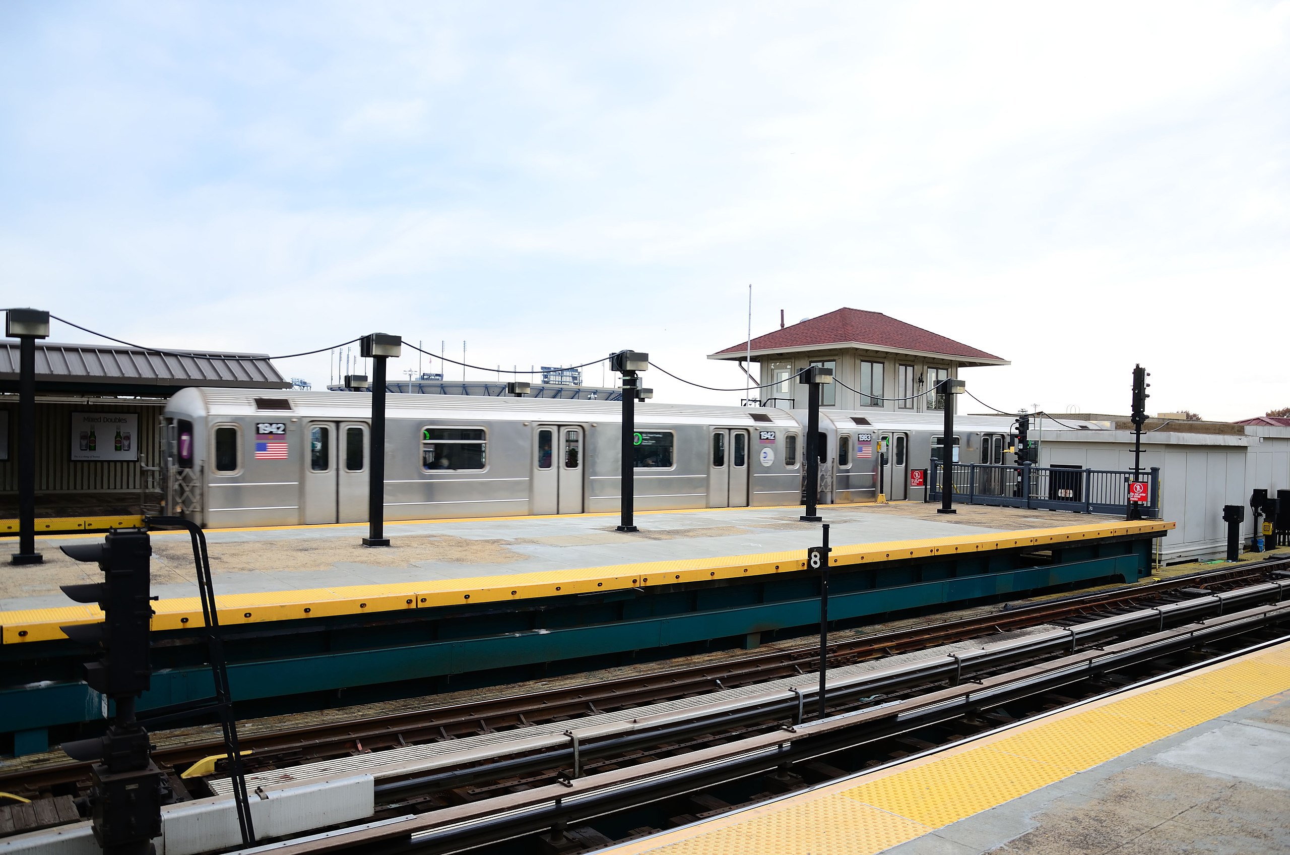 File:WB 7 train at Mets-Willets Pt.jpg - Wikimedia Commons