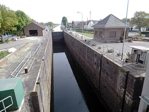 Sluis in Spoykanaal te Kleve-Wardhausen, Duitsland