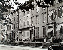 Immeubles à perron et colonnes sur Washington Square, New York. Hopper avait son atelier dans ce quartier et s'est peut-être inspiré de son architecture