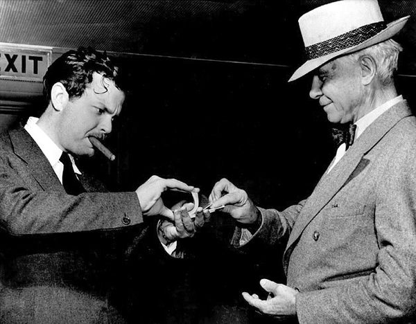 Orson Welles performs a card trick for Carl Sandburg (August 1942)