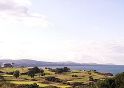 Pohled na zátoku Wicklow Bay s Velkým homolí cukru (uprostřed) a Bray Head (vpravo)