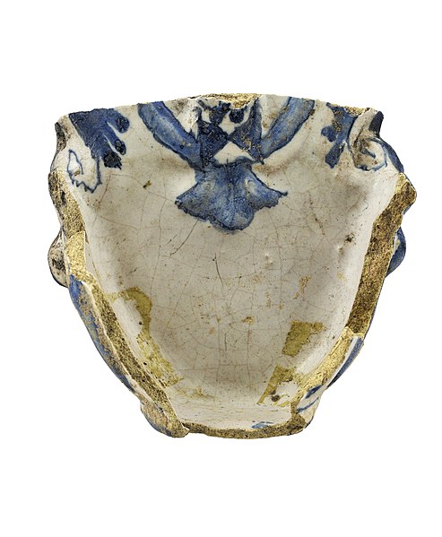 File:Wijwatervat in faience, collectie Raakvlak, BR99-J-1B-384.jpg