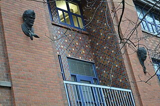 <i>Alan Turing</i> (sculpture) 1988 sculpture of Alan Turing by Wayne Chabre, installed in the University of Oregon campus.