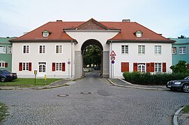 „Torhausgruppe“ am zentralen Rundplatz