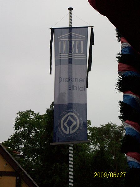 File:World heritage flag with mourning ribbon in Dresden-Wachwitz.jpg