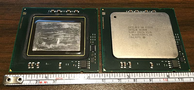 File:Xeon Beckton with and without heat spreader.jpg