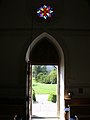 Blick vom Altar nach hinten durch die Tür nach außen