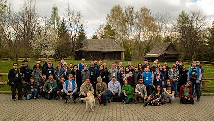 Uczestnicy zlotu wikimedian organizowanego przez Wikimedia Polska w Górnośląskim Parku Etnograficznym w Chorzowie (2022)