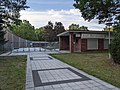 wikimedia_commons=File:Zugang zum Waldfriedhof Strausberg und Blumengeschäft Jana's Blütenzauber.jpg