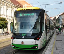 Az 1-es villamos a Városház tér megállóban