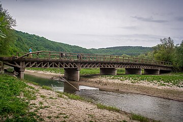 Міст через річку