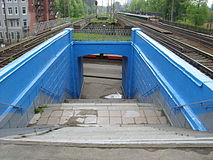 Trapafdaling van het Vyborg-platform naar het trottoir van de Serdobolskaya-straat