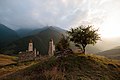 Erzi-keskiaikainen tornikompleksi, auringonlasku Armkhin laaksossa, Ingušia, Kaukasuksen vuoret.jpg