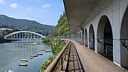 嵐山洞門脇の歩道と相模湖大橋