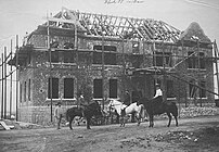 建造时的包头路31号甲祥福洋行公寓，楼前右侧两名骑马者为希姆森夫妇