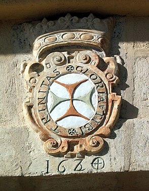 Detalle de escudo con la cruz trinitaria en el frontis de la fachada meridional del Monasterio de Tejeda, Garaballa (Cuenca), siglo XVII.