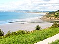 La plage du Ris et la pointe de Kastell ar Bardeg en Douarnenez ; au second plan, la plage de Sainte-Anne-la-Palud et à l'arrière-plan le Ménez-Hom.