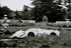 Frank Gardner ajamassa Porsche 917:lla Nürburgringin 1 000 kilometrin kilpailussa vuonna 1969.