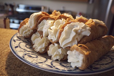 A plate of cannoli