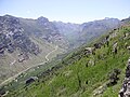 Miniatuur voor Bestand:2012-06-13 View up Lamoille Canyon in Nevada from the northwest end of the right (southwest) rim.jpg