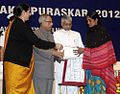 राष्ट्रपति प्रणव मुखर्जी दिल्ली की बलात्कार पीड़ित निर्भया को मृत्योपरांत २०१२ रानी लक्ष्मीबाई स्त्री शक्ति सम्मान देते हुए।