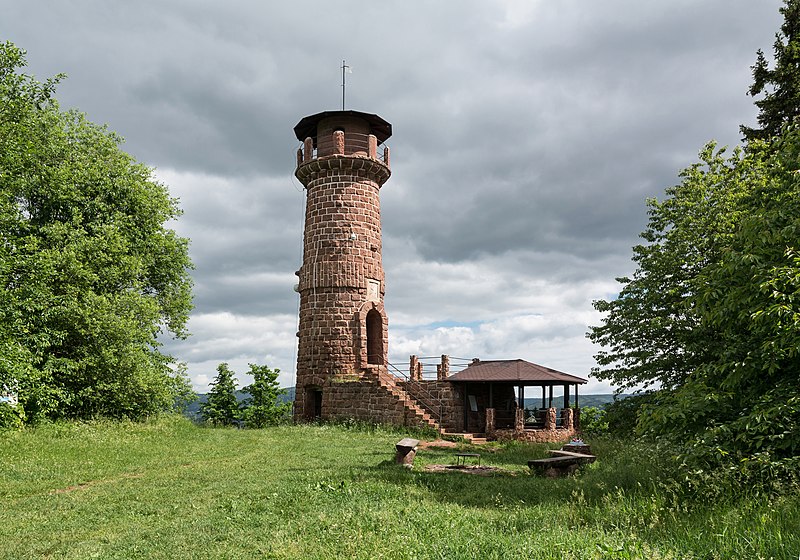 File:2015 Wieża widokowa na Górze Wszystkich Świętych.jpg