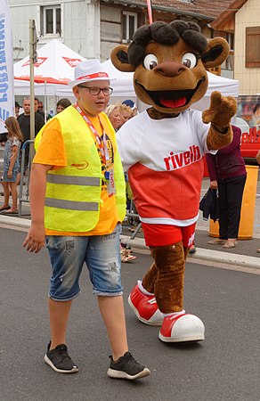 La mascotte, sous bonne escorte.