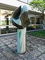 Säulenkopf (1963), auf dem Schulhof des Heinrich-Hertz-Europakollegs in Bonn