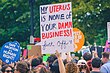 Протестующие против отмены конституционного права на аборт у здания Верховного суда США