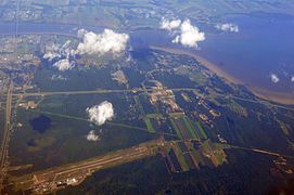 L'aéroport de Trois-Rivières vu des airs, avec le lac Saint-Pierre à sa droite.